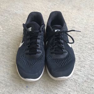 Black Nike running shoes. Size 8.5